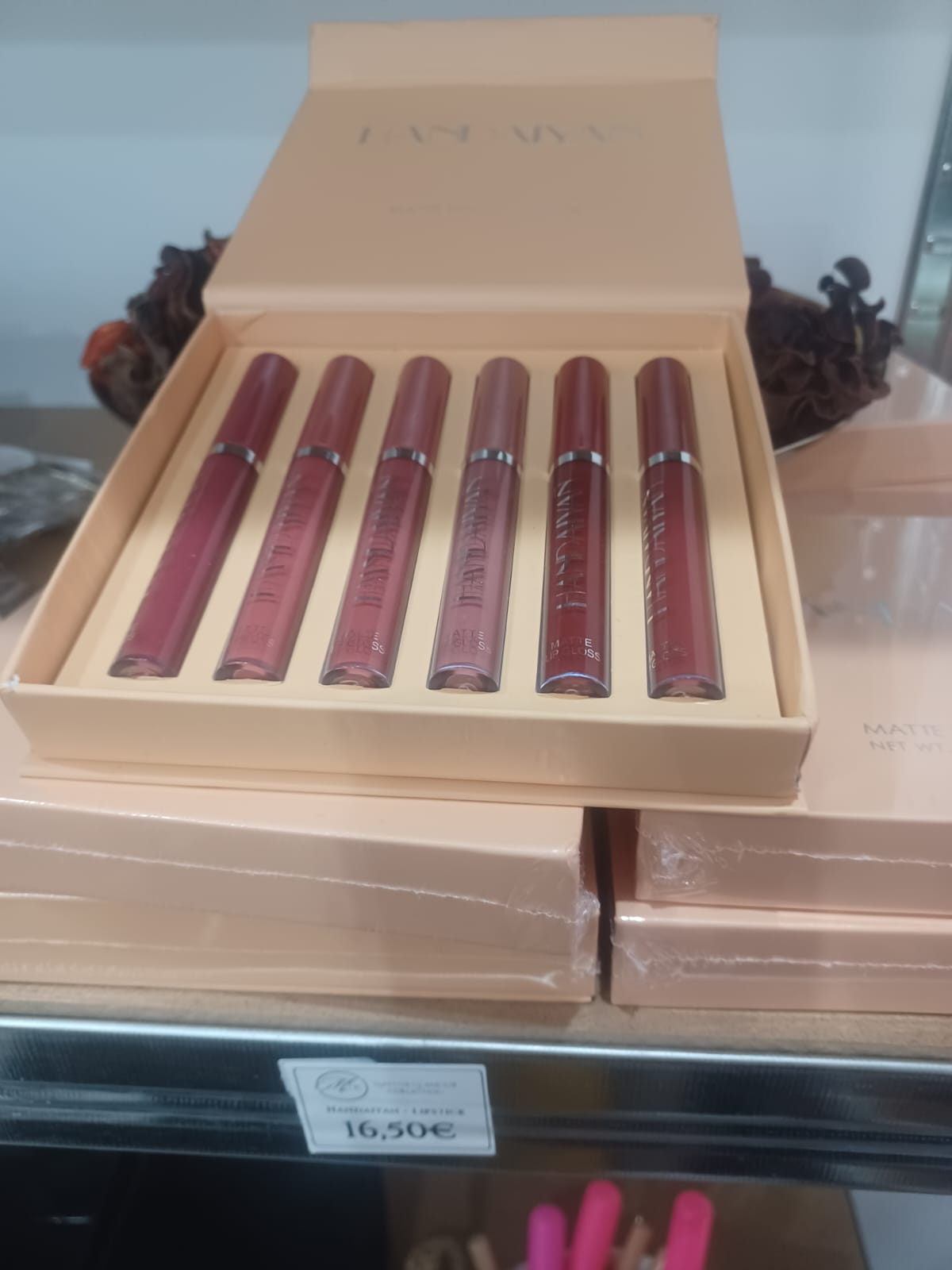 16.50e  le coffret de 6 rouges à lèvre différentes teinte de couleurs